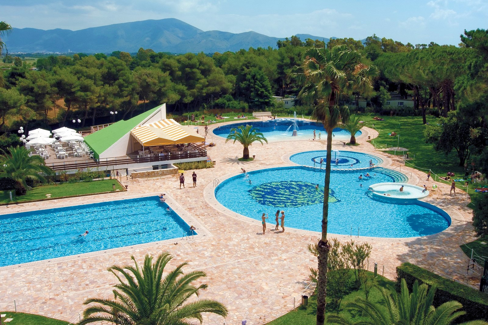 Vakantie naar Baia Domizia Camping Village in Caserta in Italië