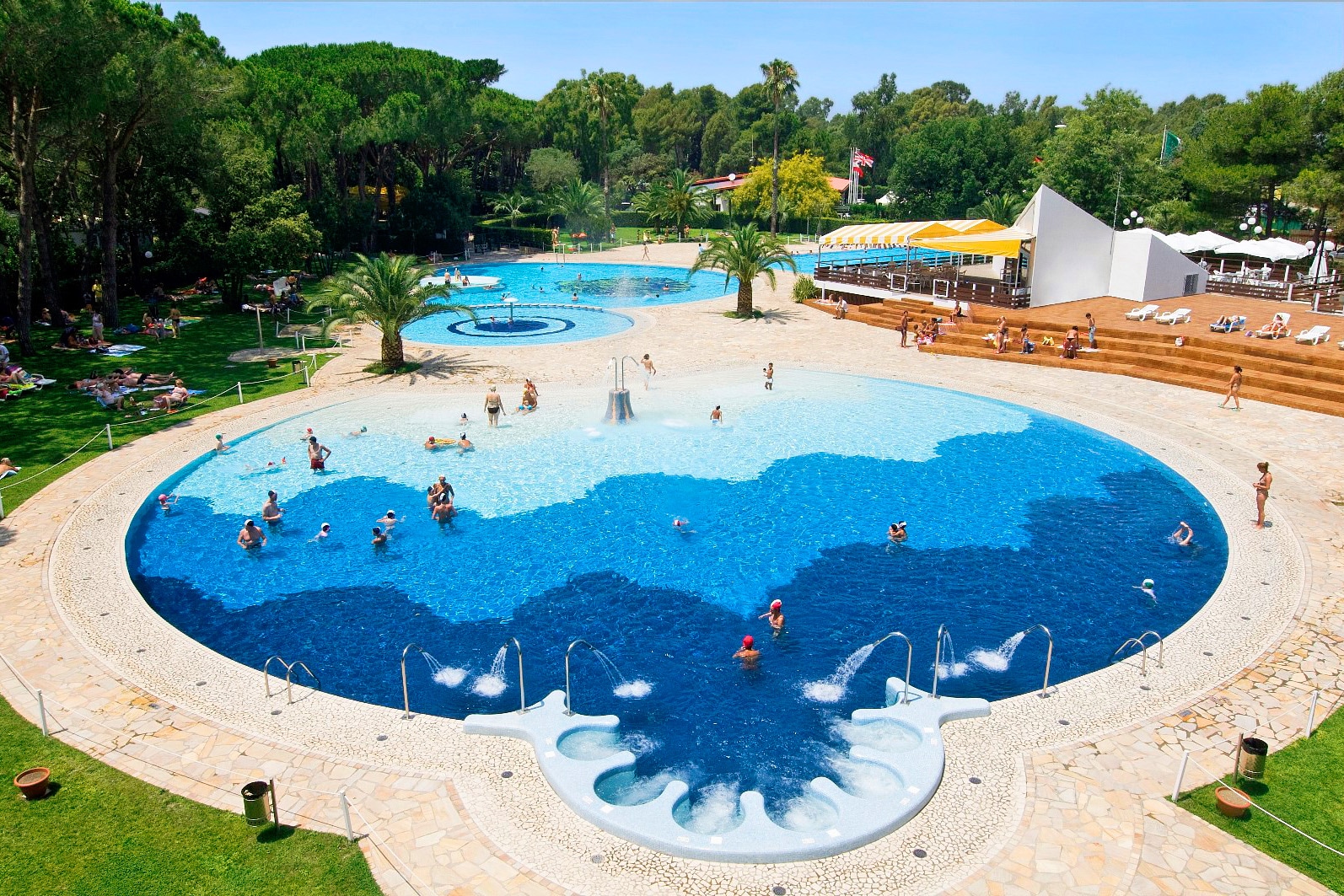 Vakantie naar Baia Domizia Camping Village in Baia Domizia in Italië