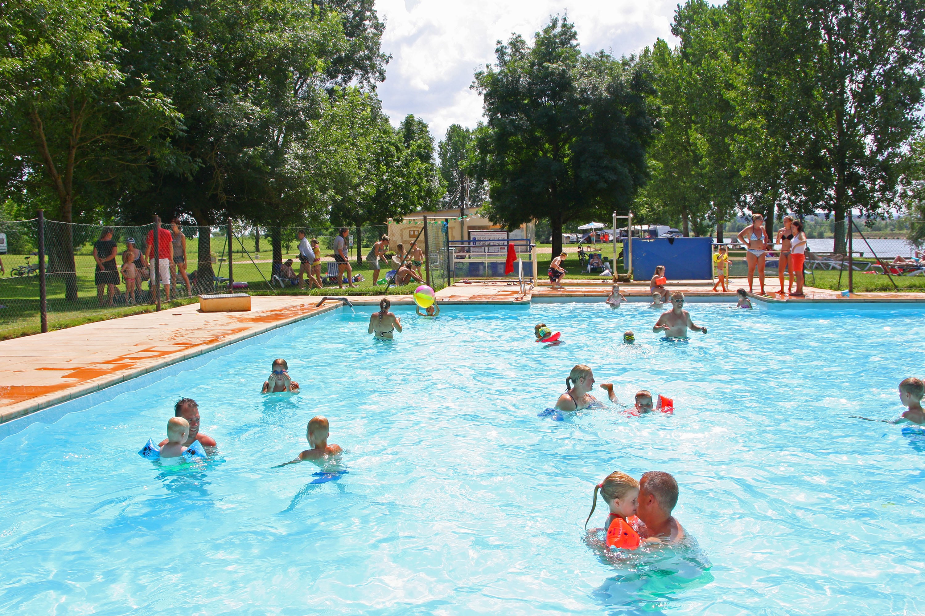 Vakantie naar Camping Aux Rives du Soleil in Pont De Vaux in Frankrijk