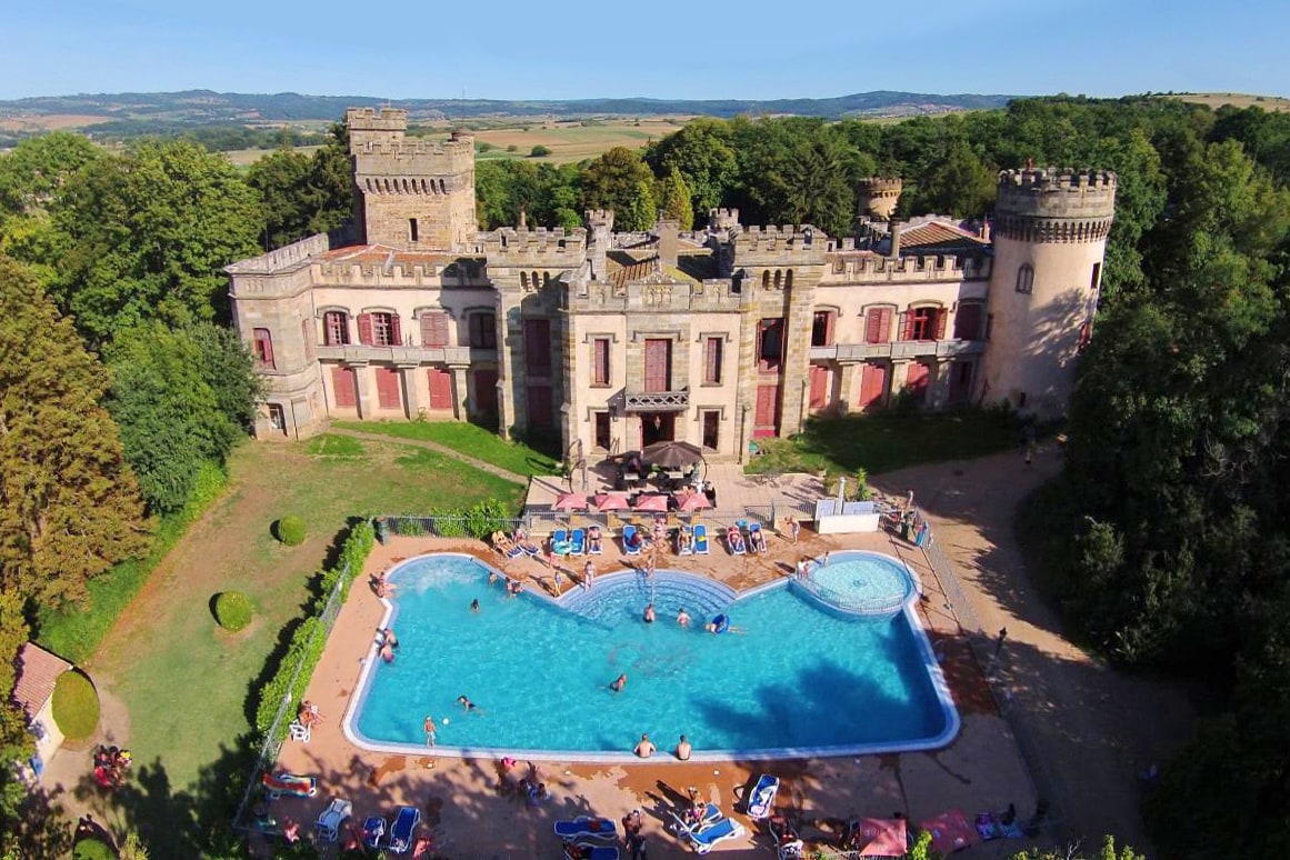 Vakantie naar Camping Château de Grange Fort in Les Pradeaux in Frankrijk