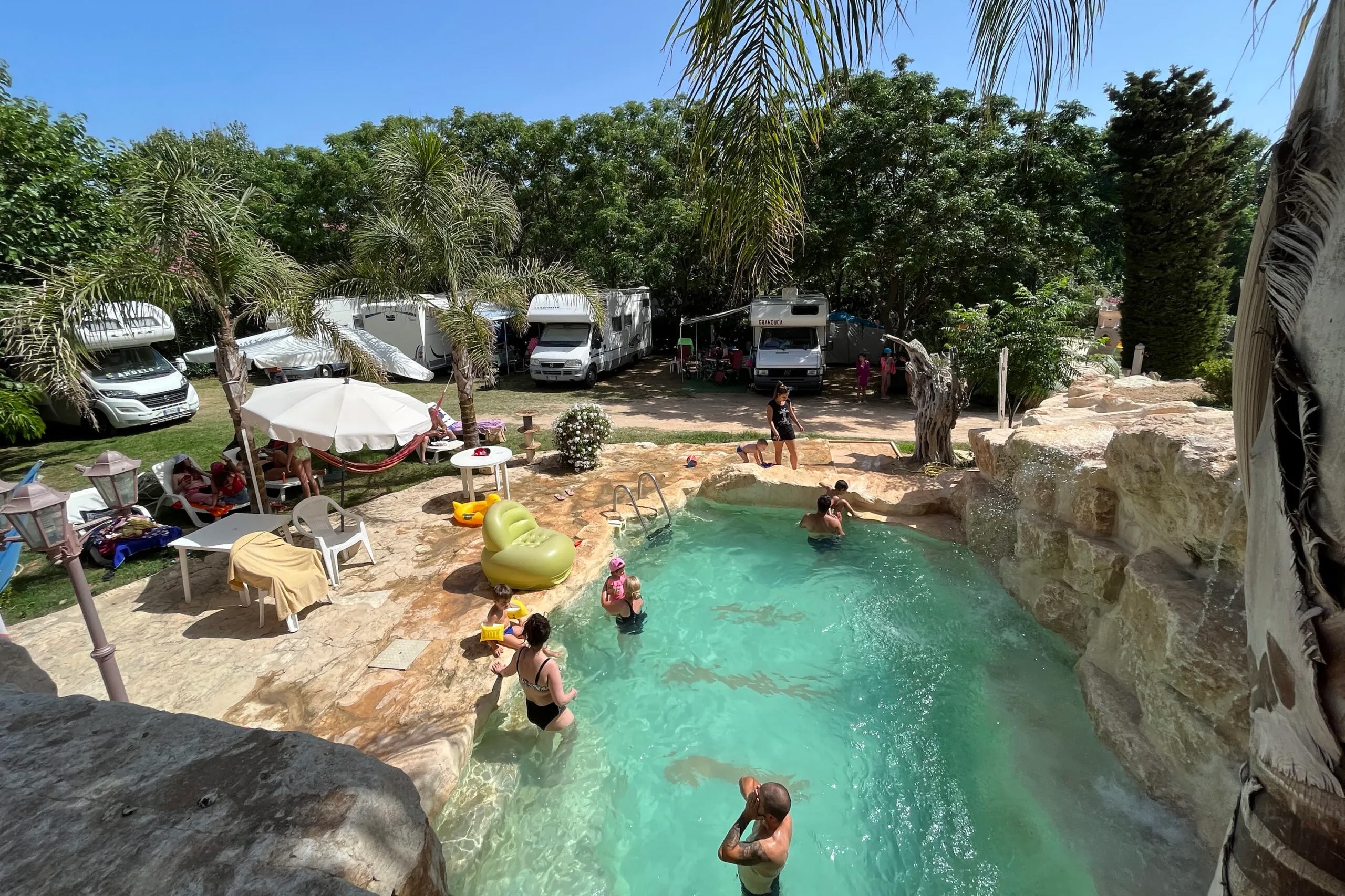 Vakantie naar Camping Flintstones Park in Ragusa in Italië