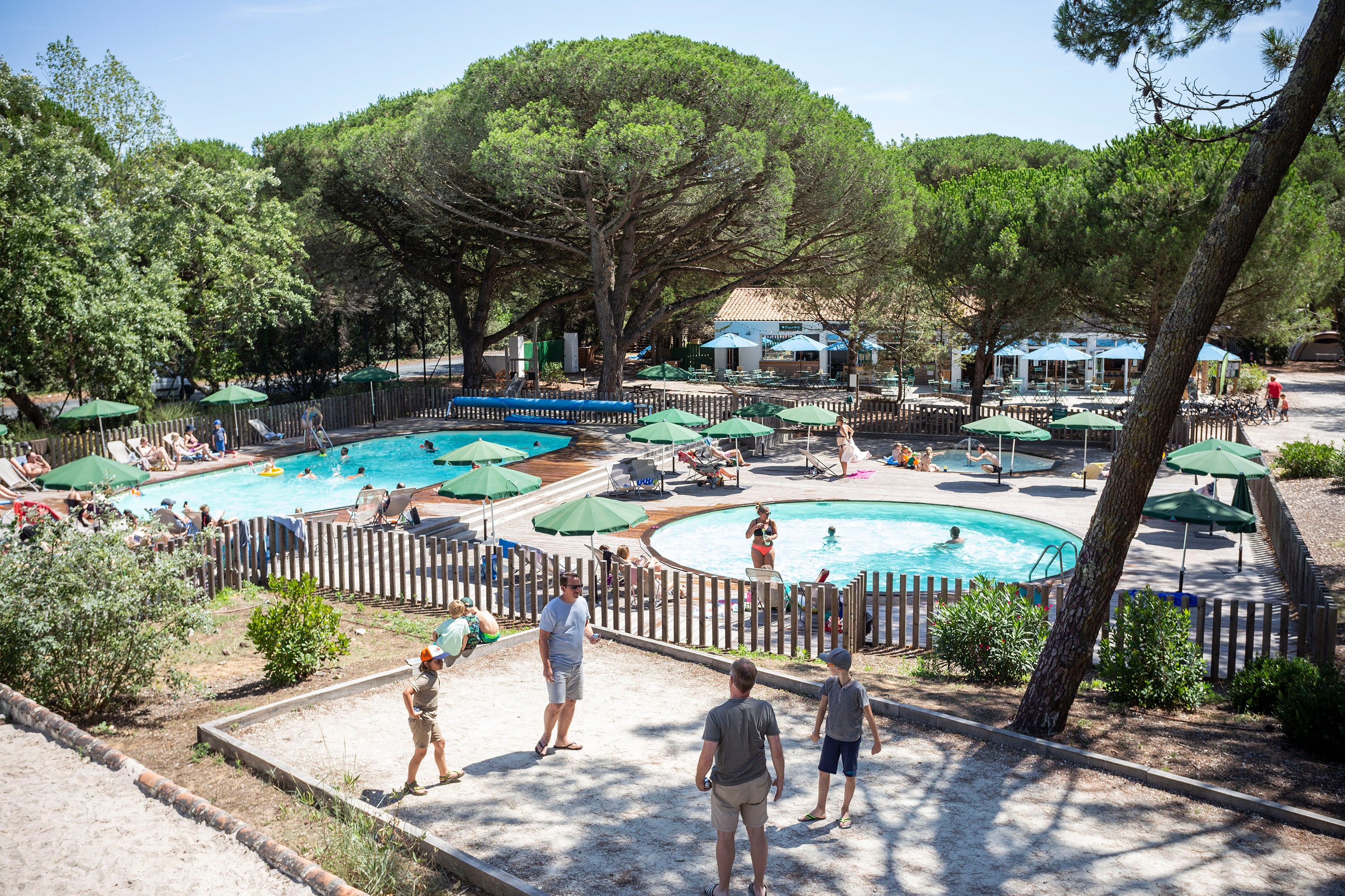 Vakantie naar Camping Huttopia Chardons Bleus   Ile de Ré in Charente Maritime in Frankrijk