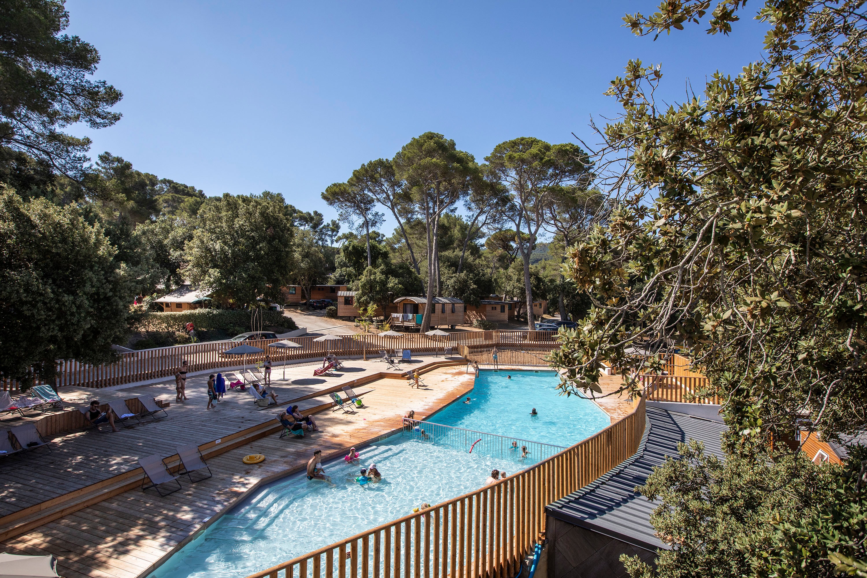 Vakantie naar Camping Huttopia Forêt de Janas in Var in Frankrijk