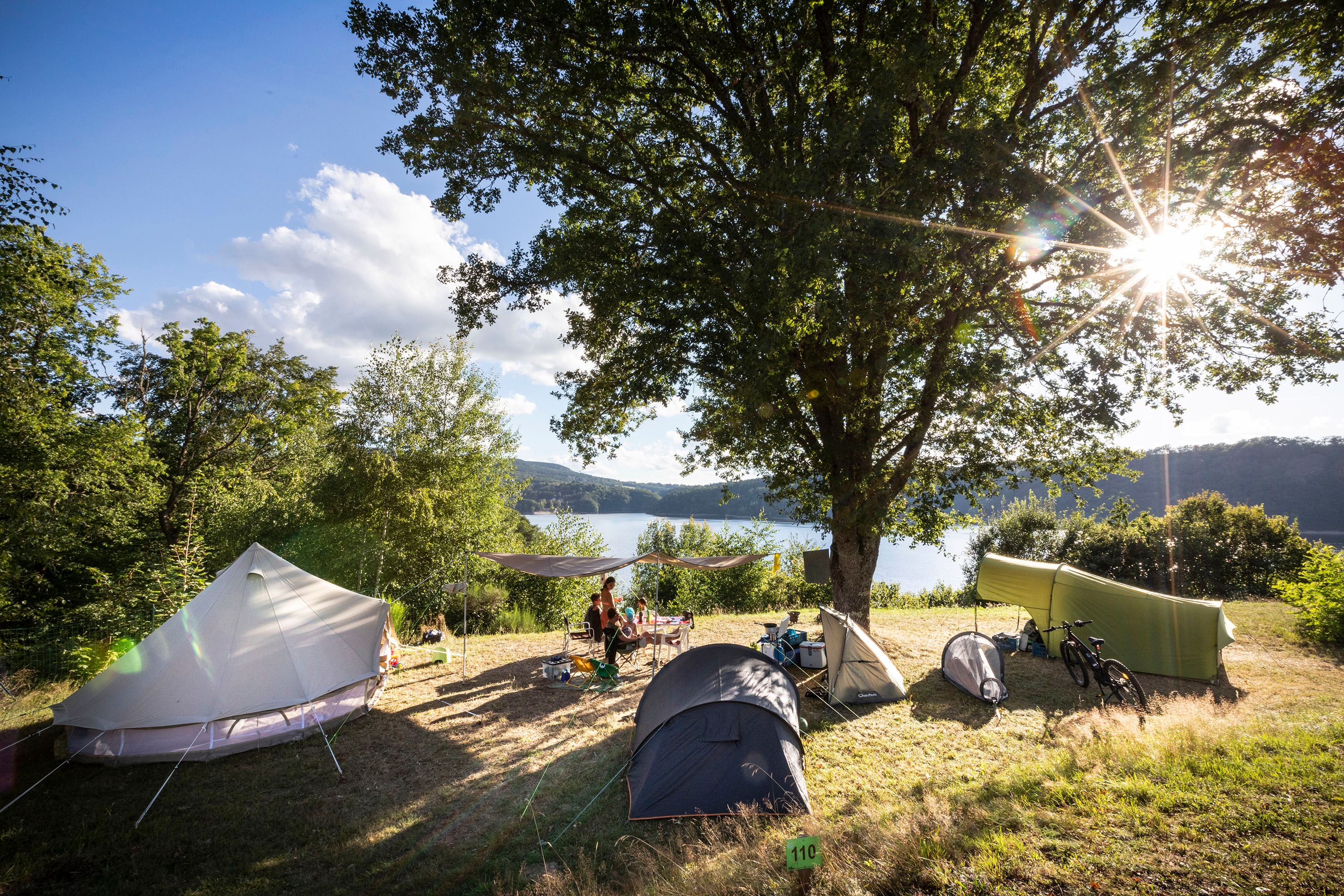 Vakantie naar Camping Huttopia Lac de la Siauve in Cantal in Frankrijk