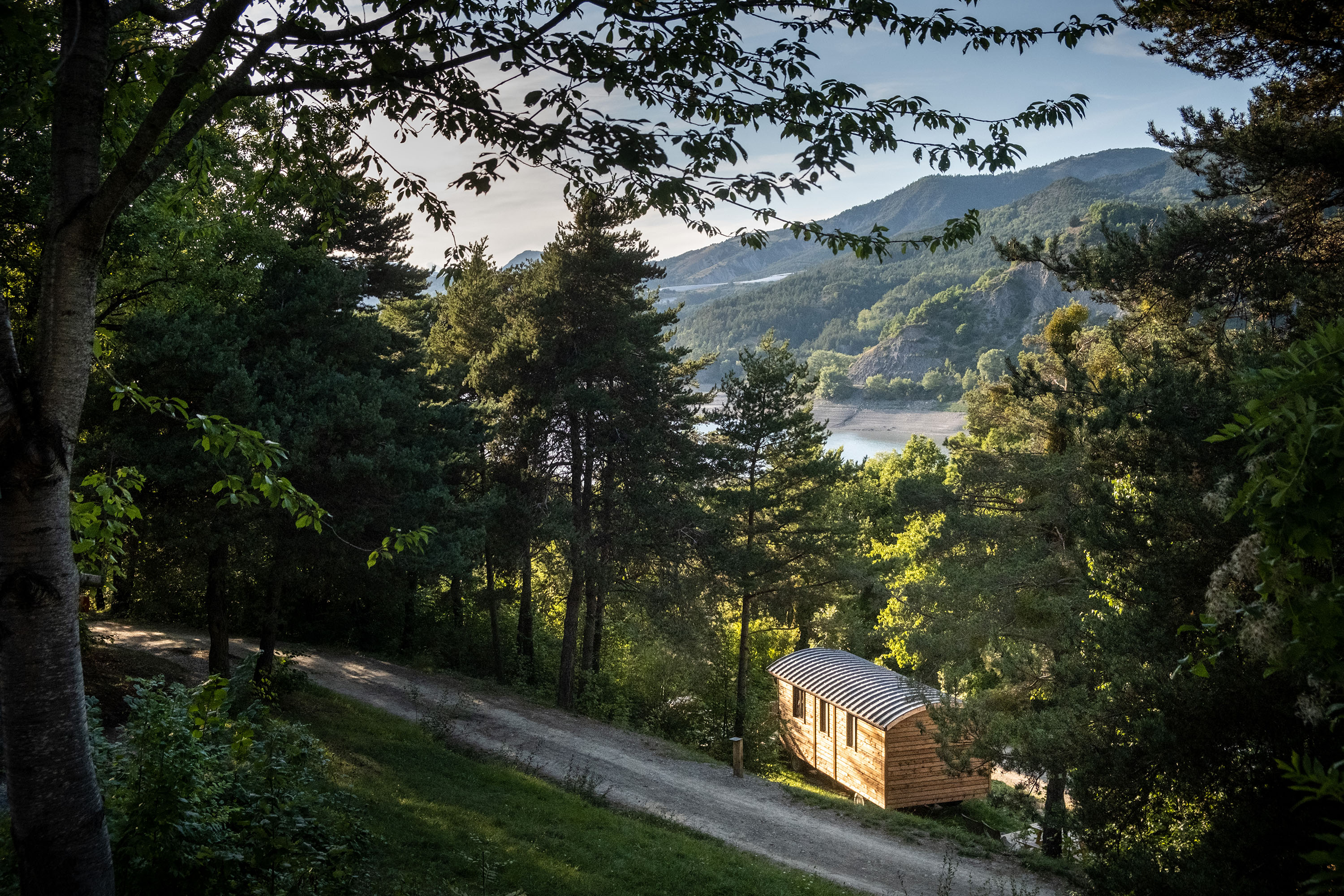 Vakantie naar Camping Huttopia Lac de Serre Ponçon in Alpes De Haute Provence in Frankrijk