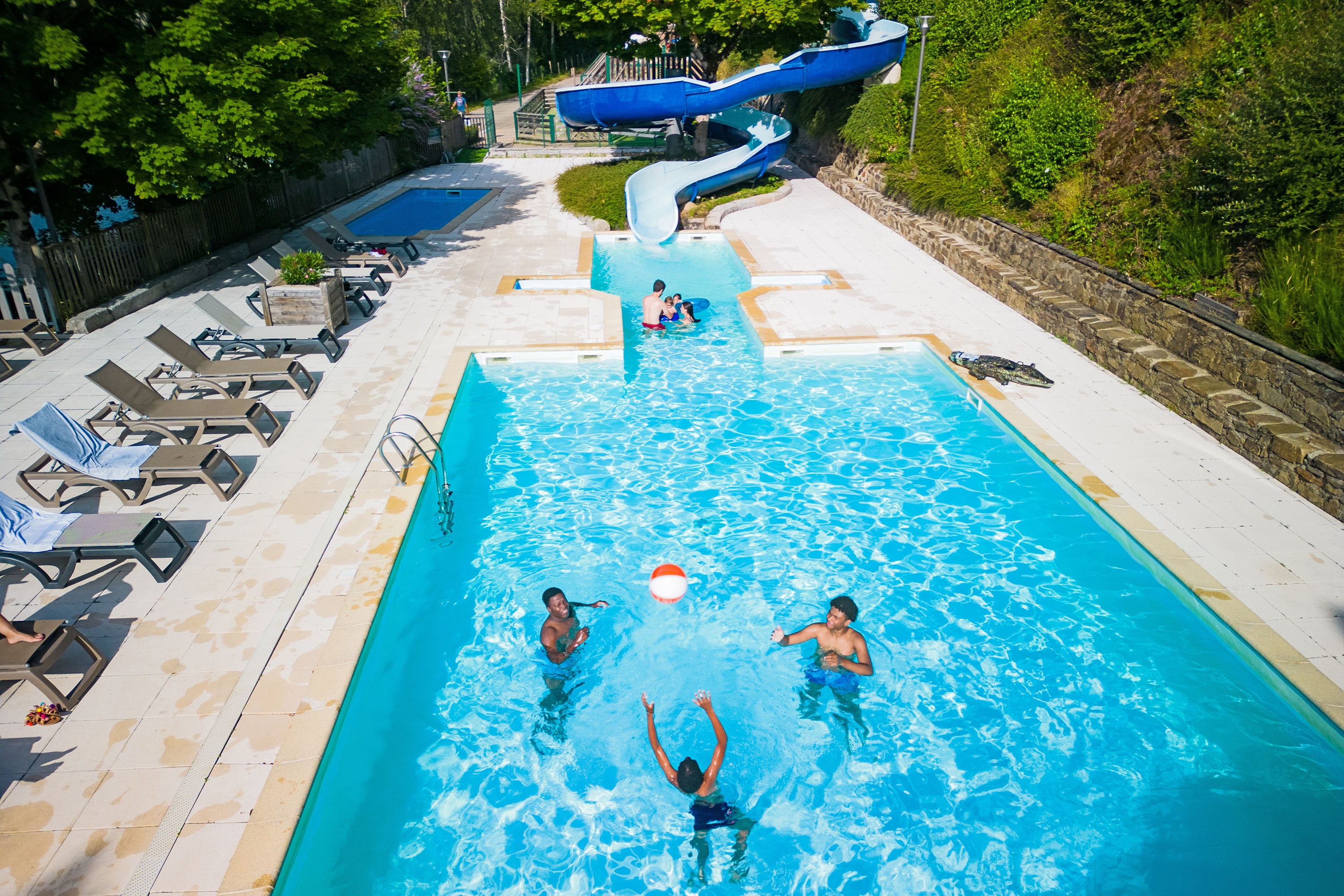 Vakantie naar Camping La Source in Thérondels in Frankrijk