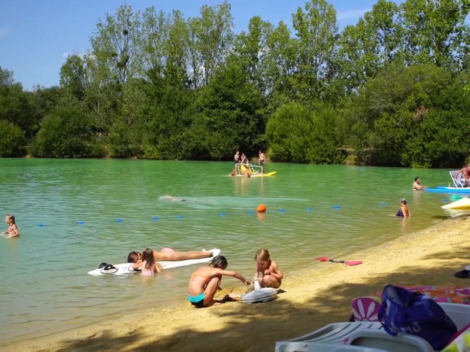 Vakantie naar Camping le Chene du lac in Bayas in Frankrijk