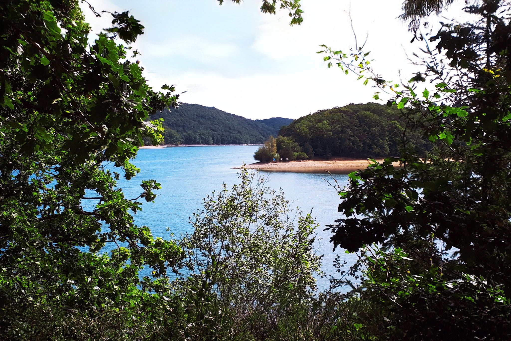 Vakantie naar Camping les Rives du Lac Cantalès in Cantal in Frankrijk