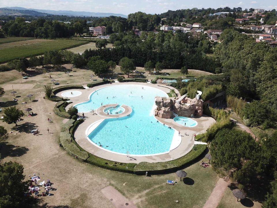 Vakantie naar Camping KanopÃ©e Village in Trevoux in Frankrijk