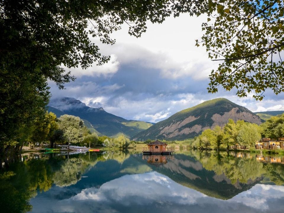 Camping le Lac Bleu in Chatillon En Diois, Frankrijk voor de vakantie aanbieding van &euro; 371,-!