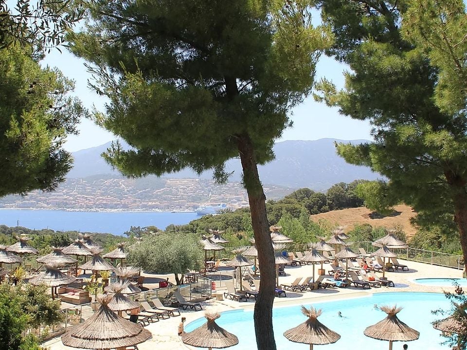 Camping Vigna Maggiore in Olmeto, Frankrijk voor de vakantie aanbieding van &euro; 315,-!